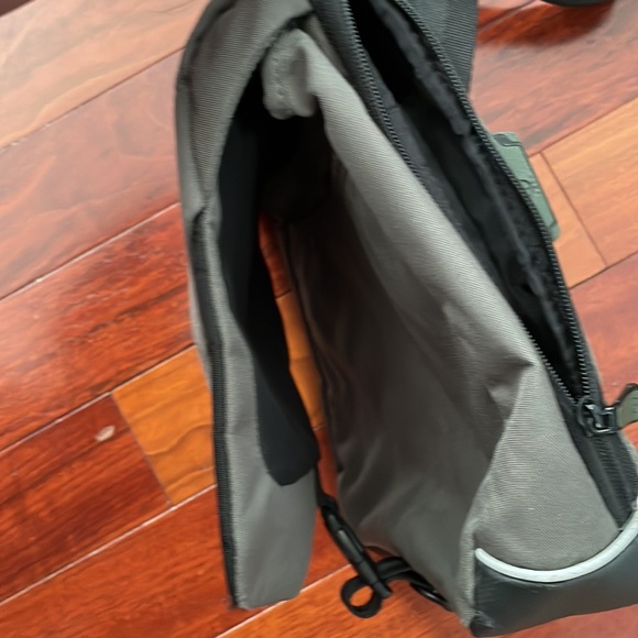 Tumi Tech side bag - Picture 4 of 6